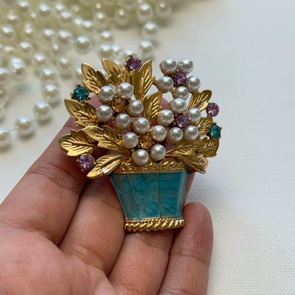 Brooch Elegant Gold and Blue Floral Brooch